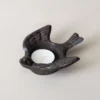 Ancien bougeoir oiseau en fonte brun, idéal pour une ambiance rétro dans une décoration de jardin ou d’intérieur.