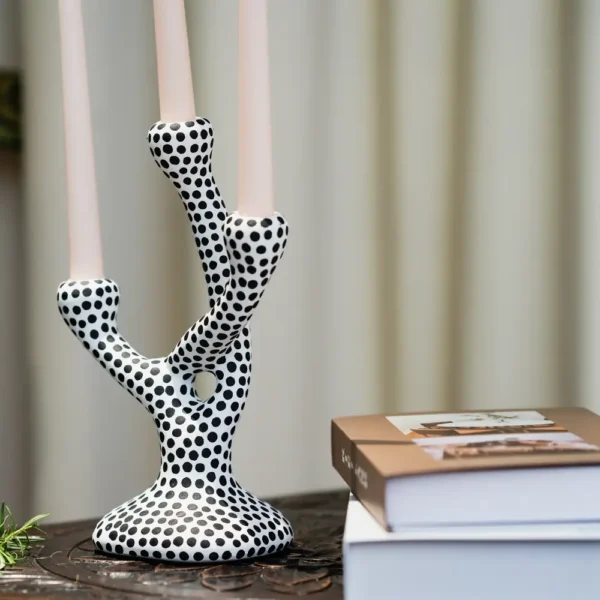 Bougeoir céramique original à pois noirs, forme sculpturale en trident, parfait pour une déco artistique contemporaine.