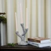 Bougeoir ceramique moderne en noir et blanc avec trois branches, idéal pour bougies fines et ambiance graphique.
