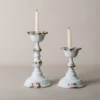 Bougeoir blanc style ancien avec effet patiné rouille, idéal pour créer une ambiance chaleureuse sur une table ou une console.