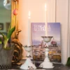 Duo de bougeoirs blanc vieilli avec bougies torsadées, décorant une entrée ou un coin salon dans un esprit campagne chic.
