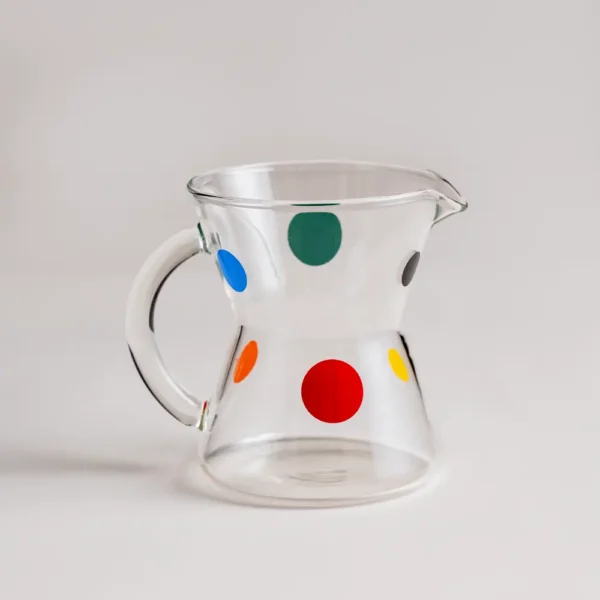 Verres à eau originaux avec motifs à pois multicolores, parfaits pour une présentation de boissons estivales avec glaçons.