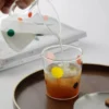 Composition complète de verres à eau originaux et accessoires multicolores, pour égayer les repas et les pauses boissons.