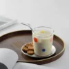 Pichet assorti au coffret de verres à eau originaux, parfait pour servir du lait ou de l’infusion dans une déco ludique.