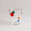 Ensemble de verres à eau originaux décorés de pois colorés, accompagnés d’une carafe assortie pour une table joyeuse.
