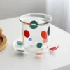 Verre à eau coloré soufflé à la bouche avec décor ludique de bulles en couleur, idéal pour une table moderne.