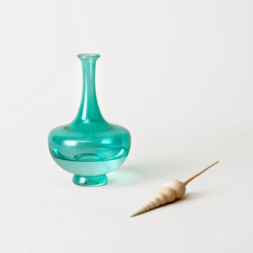 Gros plan sur une bouilloire en verre transparente, mettant en valeur les reflets du verre incurvé.