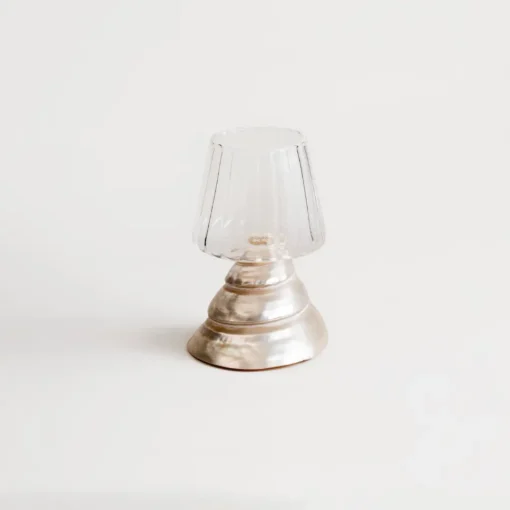 Verre à vins soufflé bouche avec pied en coquillage ivoire et calotte cannelée transparente.