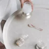 Détail d’un verre à vins Coquillage d’Or posé sur une table en marbre, prêt à être dégusté.