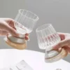 Moment de toast entre deux verres à vins à pied nacré, parfaits pour une ambiance festive.