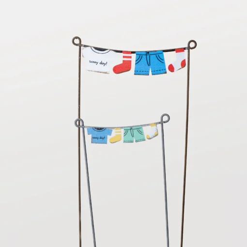 Lot de piques en métal représentant des vêtements miniatures suspendus, parfait pour une décoration de pot de fleur ludique et champêtre.