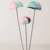 Piques décoratives en forme de parapluie coloré, ajoutant une touche ludique à toute décoration pot de fleur d’extérieur.