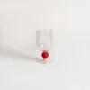Mise en scène lumineuse de verres à vin sur fond blanc, parfaits pour des soirées élégantes ou comme idée cadeau.