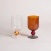 Verre à vin avec base perlée jaune en situation réelle, idéal pour des boissons rafraîchissantes d’été ou apéritifs.