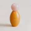 Diffuseur de parfum en verre soufflé jaune et rose pastel, idéal pour décorer une chambre au style pop.