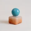 Diffuseur de parfum carré orange et bleu turquoise, design original pour un intérieur moderne.