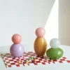 Ensemble décoratif de diffuseurs de parfum design exposés sur une étagère rouge vive.