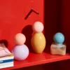 Diffuseur de parfum en forme carrée rose pâle et bleu ciel, style tendre et contemporain.