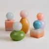 Vue rapprochée de plusieurs diffuseurs de parfum en verre, mettant en avant leur finition brillante.