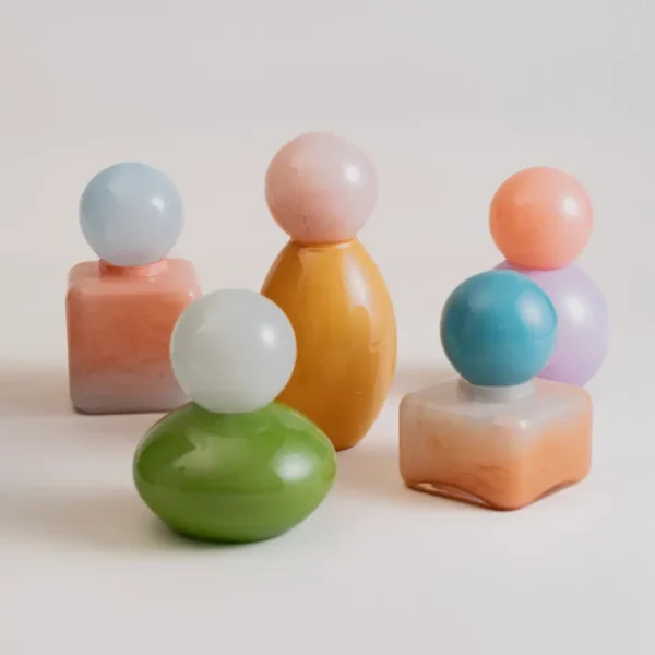 Vue rapprochée de plusieurs diffuseurs de parfum en verre, mettant en avant leur finition brillante.
