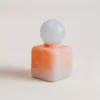 Collection de diffuseurs de parfum multicolores en forme géométrique, ambiance ludique et joyeuse.