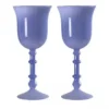 Verres à vin originaux bleus, verts, ambrés et violets alignés dans un style contemporain.