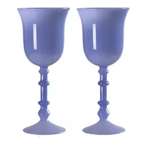 Verres à vin originaux bleus, verts, ambrés et violets alignés dans un style contemporain.