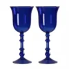 Duo de verres à vin originaux aux teintes contrastées pour un service chic et coloré.