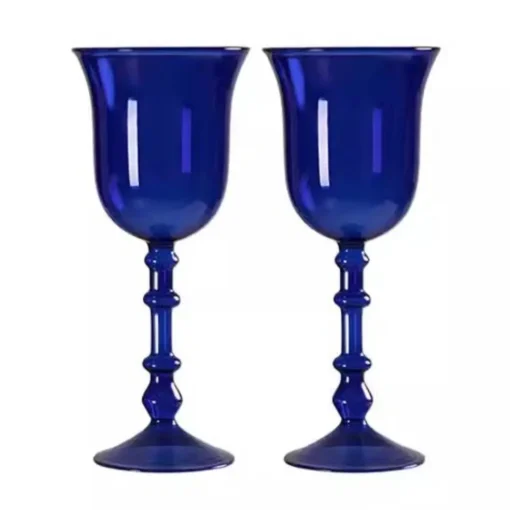Duo de verres à vin originaux aux teintes contrastées pour un service chic et coloré.