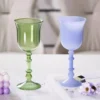 Duo de verres à vin originaux vert clair et violet pastel, parfaits pour une table élégante.