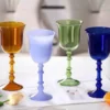 Collection de verres à vin originaux en quatre couleurs : ambre, lilas, vert et bleu marine.