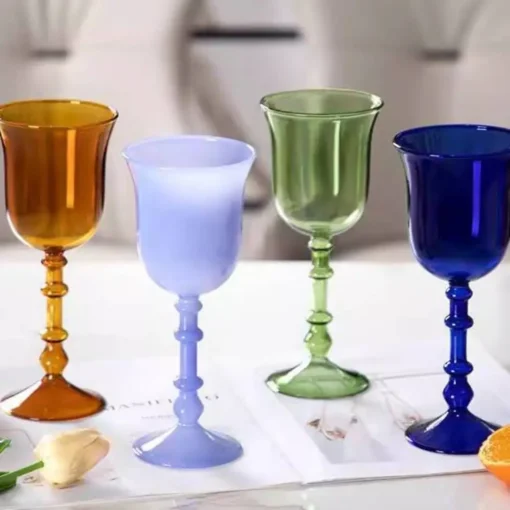 Collection de verres à vin originaux en quatre couleurs : ambre, lilas, vert et bleu marine.