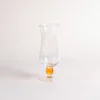Verre à eau design avec calotte élancée et base ronde, orné d’une perle soufflée en verre coloré.