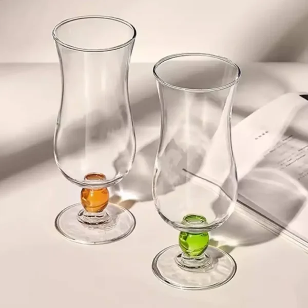Duo de verre à eau au design tulipe inversée avec perles soufflées colorées, idéal pour un usage quotidien raffiné.