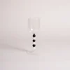 Verres à eau design en duo sur une table claire, accentuant leur silhouette moderne et colorée.