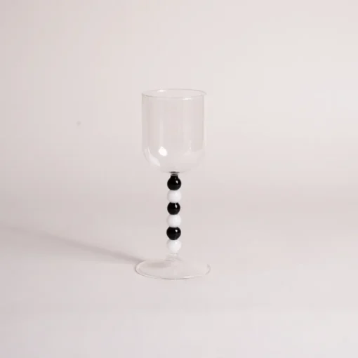 Verres à eau design en duo sur une table claire, accentuant leur silhouette moderne et colorée.