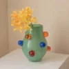 petit vase en verre vert avec bulles colorées