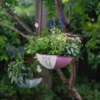 Pot de fleur à suspendre avec motifs imprimés “Le Soir”, parfait pour une ambiance poétique en extérieur.