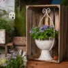 Élégant pot de fleur blanc avec bordure ajourée, idéal pour balcon, entrée ou décoration intérieure de style rétro.