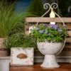 Jardinière sur pied avec finition blanche usée, ce pot de fleur blanc sublime les compositions florales champêtres.