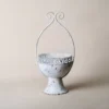 Pot de fleur blanc en métal vieilli avec anse décorative, parfait pour une ambiance romantique ou shabby chic en intérieur.