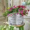 Pot de fleur en forme de livre ancien, décoré de fleurs colorées dans un jardin lumineux.