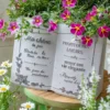 Gros plan sur un pot de fleur décoratif en forme de livre blanc, orné de fleurs roses et jaunes.