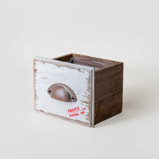 Pot de fleur en bois vintage en forme de tiroir avec poignée métallique, parfait pour une décoration intérieure rustique.