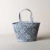 Panier en métal vieilli avec motifs floraux embossés, parfait comme pot de fleur en suspension vintage.