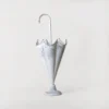 Pot de fleur original en forme de parapluie blanc vieilli, idéal pour décoration extérieure rétro.