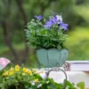 Pot de fleur intérieur en métal vert d’aspect vieilli, parfait pour ajouter une touche vintage à votre décoration intérieure.