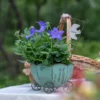 Pot de fleur intérieur en métal patiné façon carrosse, idéal pour une déco de jardin féerique ou romantique.