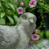 Pot de fleur intérieur artistique avec texture réaliste, placé parmi des fleurs décoratives de jardin.