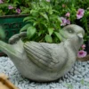 Pot de fleur intérieur en forme d’oiseau vu de côté, mettant en valeur la finesse des ailes sculptées.